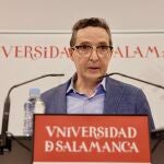 El rector de la Universidad de Salamanca durante la rueda de prensa