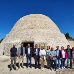 El consejero de Medio Ambiente, Universidades, Investigación y Mar Menor, Juan María Vázquez, y la consejera de Turismo, Cultura, Juventud y Deportes, Carmen María Conesa, acompañados por el representante de Hispania Nostra, descubren la placa que acredita la restauración de los Pozos de la Nieve como uno de los premios concedidos por Europa Nostra para la conservación del patrimonio de Europa.