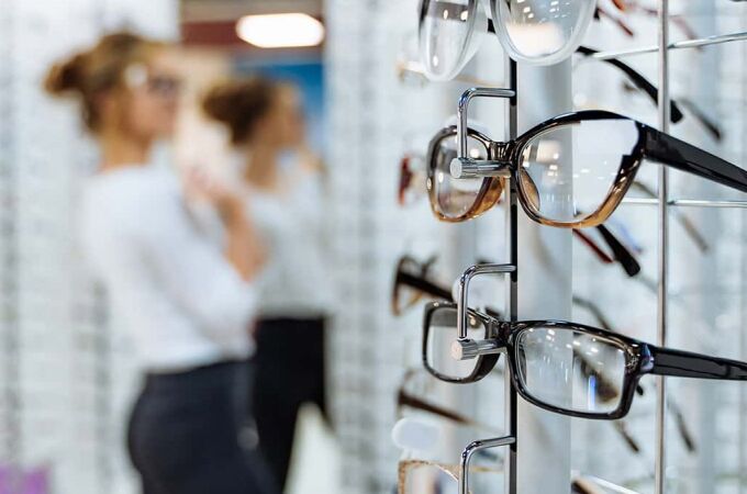 La Seguridad Social lo confirma: en 2025 dará gafas y lentillas gratis si cumples estos requisitos. 