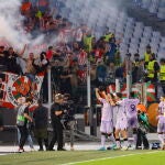 Los jugadores del Athletic celebran el gol de Paredes con la grada donde estaban los Herri Norte