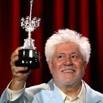 Pedro Almodóvar recibe el Premio Donostia en reconocimiento a su trayectoria