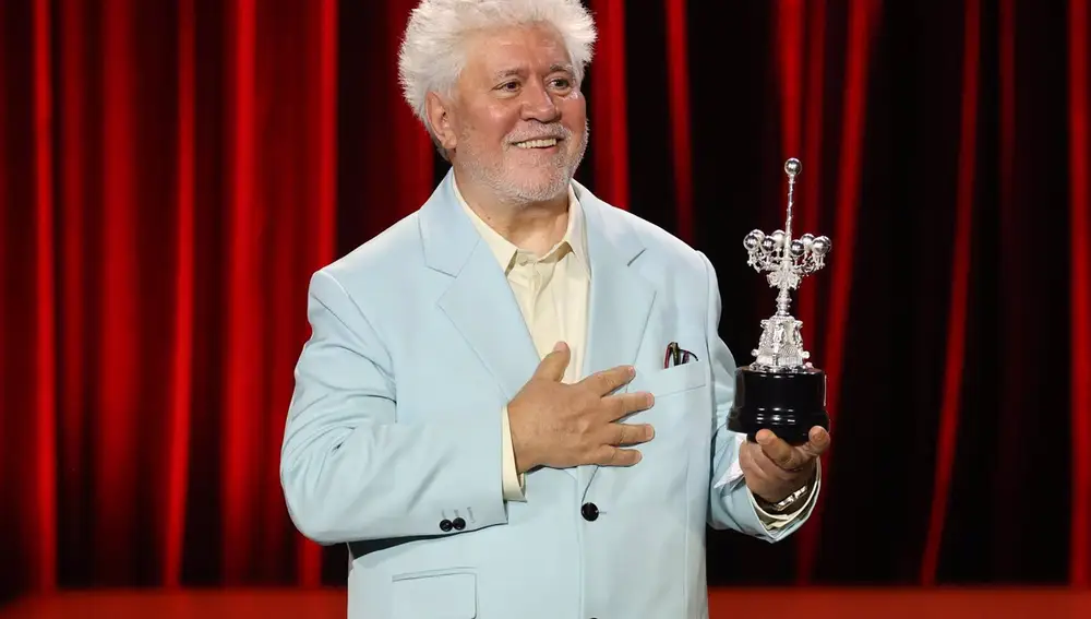 Pedro Almodóvar recoge el Premio Donostia por su trayectoria en el cine