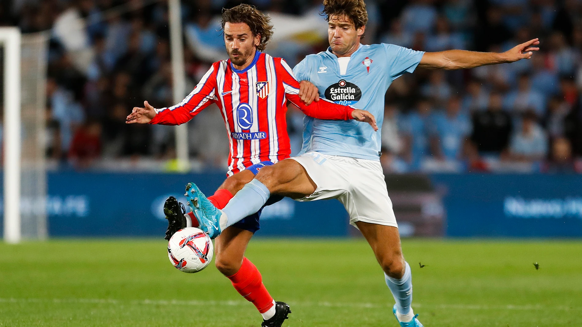 VIGO (PONTEVEDRA), 26/09/2024.- El defensa del Celta Marcos Alonso (d) pelea un balón con Antoine Griezmann, del Atlético, durante el partido de LaLiga en Primera División que Celta de Vigo y Atlético de Madrid disputan este jueves en el estadio de Balaídos. EFE/Salvador Sas