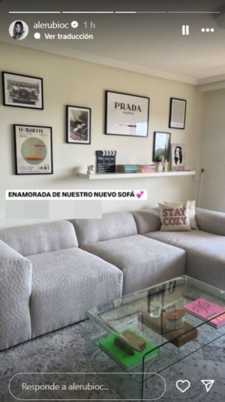 Alejandra Rubio muestra el salón de su casa con Carlo Costanzia