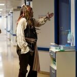 El capitán Jack Sparrow, encarnado por el actor Johnny Depp, visita a los niños ingresados en el hospital Donostia