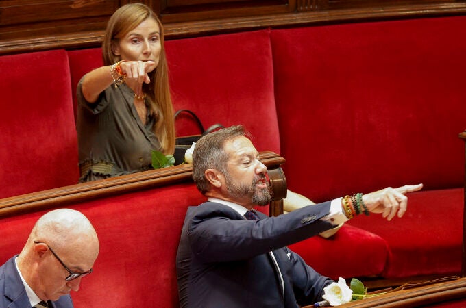 El concejal de Vox, Badenas, en primer plano. Tras ella, la también edil Herrero está igualmente investigada por la Fiscalía