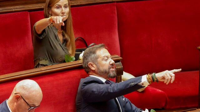 El concejal de Vox, Badenas, en primer plano. Tras ella, la también edil Herrero está igualmente investigada por la Fiscalía