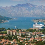 Uno de los buques de Regent Seven Seas en la bahía de Kotor