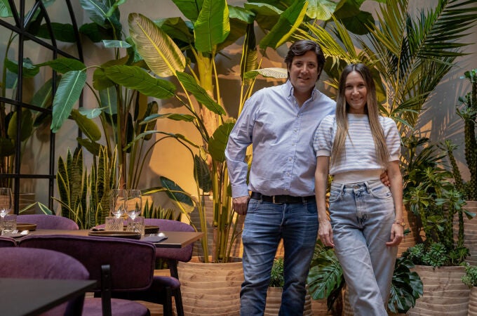 César Figari y Constanza Rey posan en la puerta de Quispe 