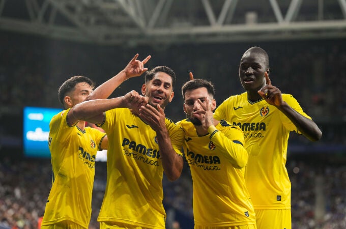 Ayoze Pérez celebra con sus compañeros el segundo gol al Espanyol