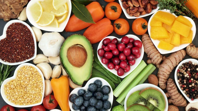 Los expertos aconsejan una dieta variada, llena de color, porque eso es sinónimo de antioxidantes beneficiosos para la edad cardIaca
