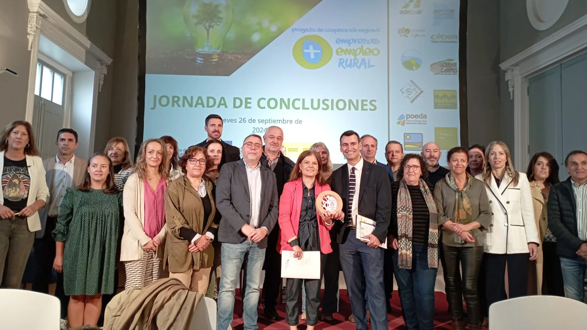 La directora general de la Industria y Cadena Agroalimentarias, Cristina Frías, y el alcalde de Medina de Rioseco, David Esteban