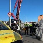 Herido grave un trabajador al golpearle en la cabeza por la pluma de una hormigonera en Usera