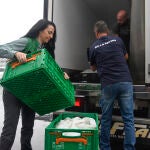 Rosa, trabajadora de Mercadona, ayuda a Jesús y Pedro a cargar las cajas de alimentos