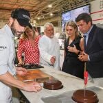 El pastelero Paco Torreblanca al lado de la consellera de Turismo, Nuria Montes, y del presidente de la Generalitat Valenciana, Carlos Mazón hoy en Alicante Gastronómica