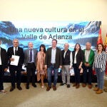 El presidente de la Diputación de Burgos, Borja Suárez, con el equipo de investigadores, presenta los descubrimientos