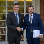 Sánchez recibe al presidente del Principado de Asturias, Adrián Barbón