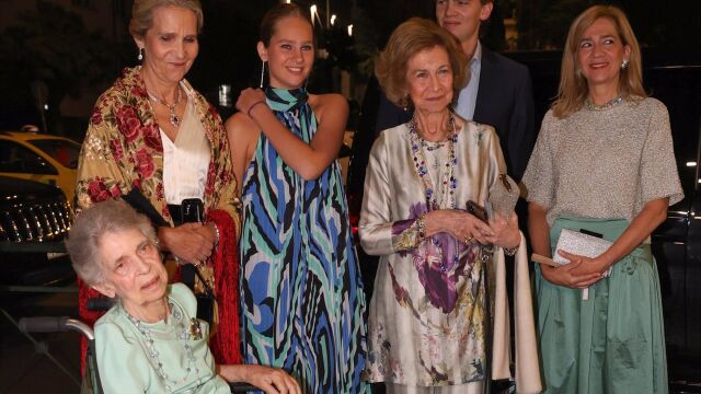 La Reina Sofía reaparece en Atenas rodeada por sus hijas y dos de sus nietos con una gran sonrisa en su rostro