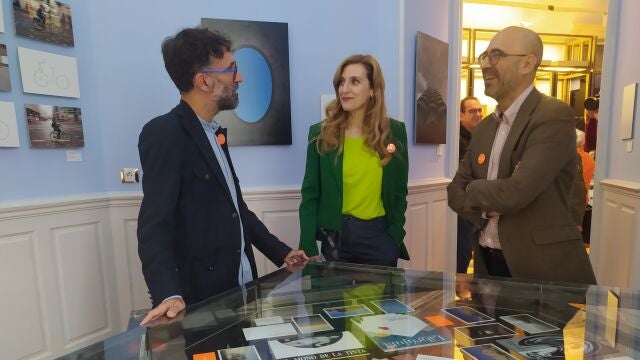 Óscar Esquivias y Asís G. Ayerbe muestran la exposición a Mar Sancho