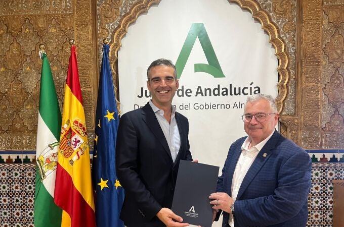 Ramón Fernández-Pachecho y el alcalde de Garrucha en la Delegación del Gobierno de Almería