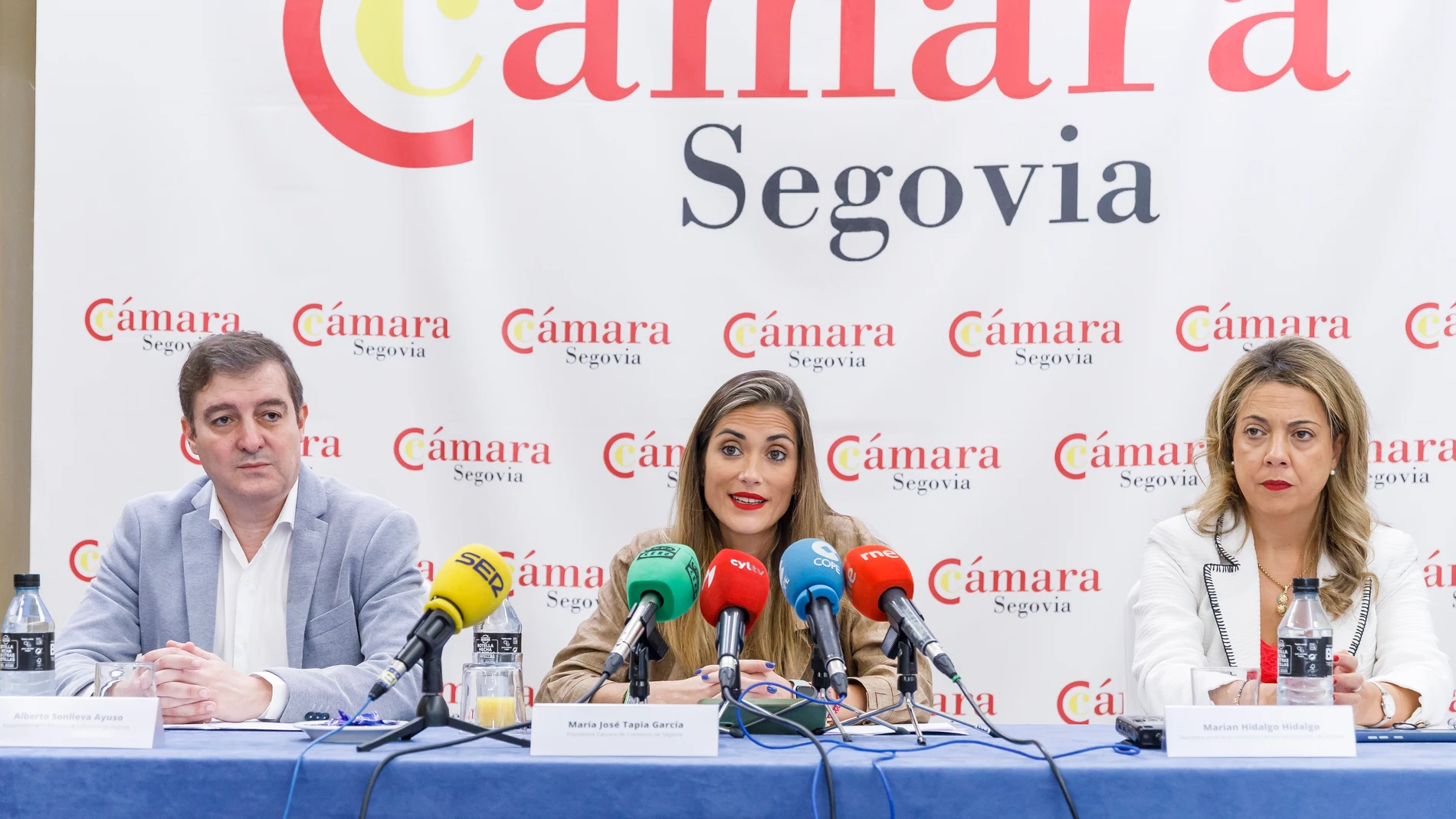 La presidenta, María José Tapia; acompañada por la secretaria general en funciones de la Cámara de Segovia, Marian Hidalgo; y el vicepresidente 1º, Alberto Sonlleva; informa sobre el resultado de la encuesta de necesidades empresariales de la provincia