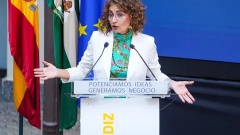 Montero garantiza "una oferta muy importante de quita de deuda" para Andalucía y "no entendería" que Moreno la rechace