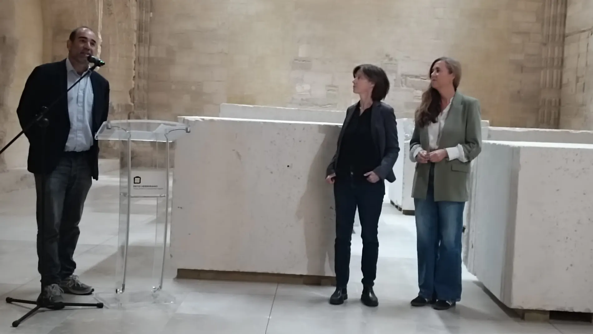 Presentación en el Patio Herreriano de "Gravas y Arenas" de Lara Almarcegui