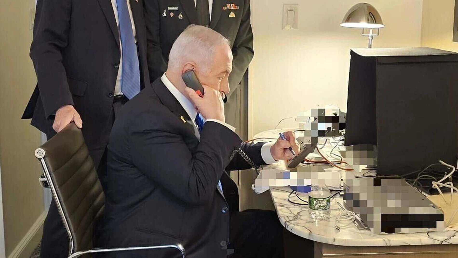 Netanyahu en el momento de autorizar el bombardeo