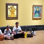 Activistas de 'Just Stop Oil' vuelven a lanzar sopa contra 'Los Girasoles' de Van Gogh por la condena de dos compañeros