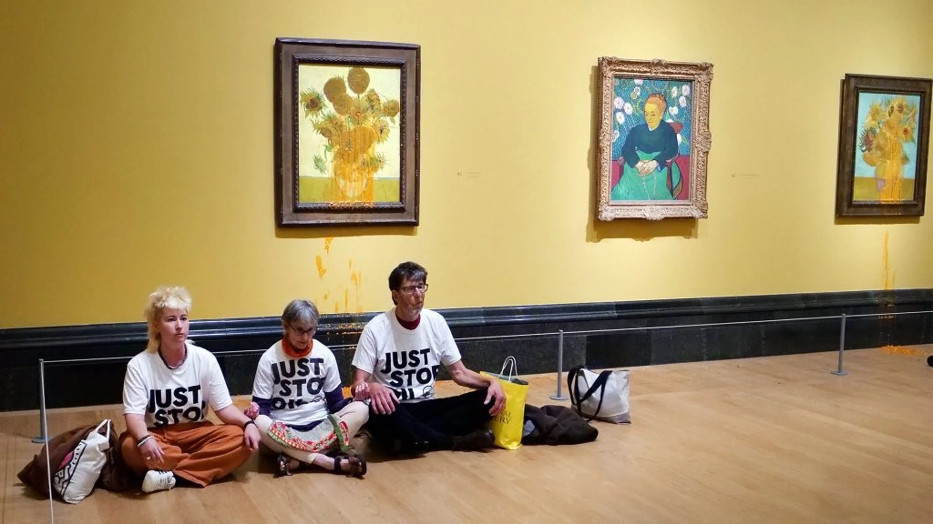 Activistas de 'Just Stop Oil' vuelven a lanzar sopa contra 'Los Girasoles' de Van Gogh por la condena de dos compañeros
