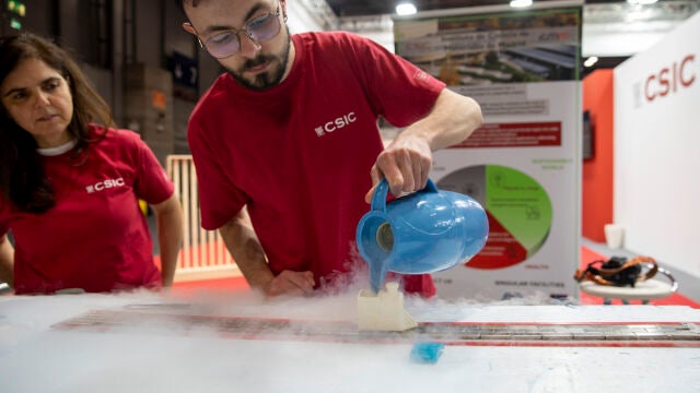El CSIC llevará la ciencia a todo tipo de espacios, como este taller de levitación magnética superconductora al que se podrá asistir en el Espacio Fundación Telefónica de Madrid.