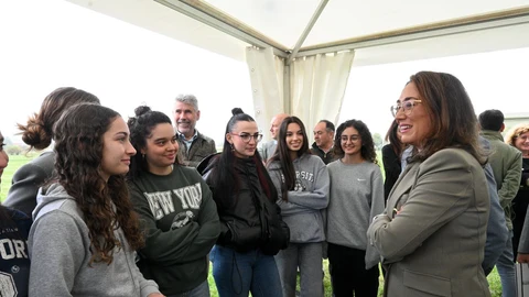 La consejera María González Corral conversa con alumnas de FP agraria de Castilla y León