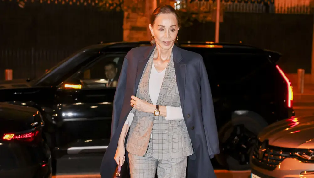 Isabel Preysler con traje de cuadros.