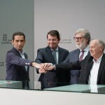 El presidente de la Junta, Alfonso Fernández Mañueco, y los agentes sociales y económicos firman los acuerdos adoptados tras la reunión del Consejo del Diálogo Social. En la imagen junto al secretario general de CCOO Castilla y León, Vicente Andrés, el presidente de CEOE Castilla y León, Santiago Aparicio , y el secretario de UGT Castilla y León Faustino Temprano