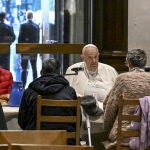 El Papa Francisco en la iglesia de Saint Gilles de Bruselas, durante el desayuno que compartió con pobres y migrantes