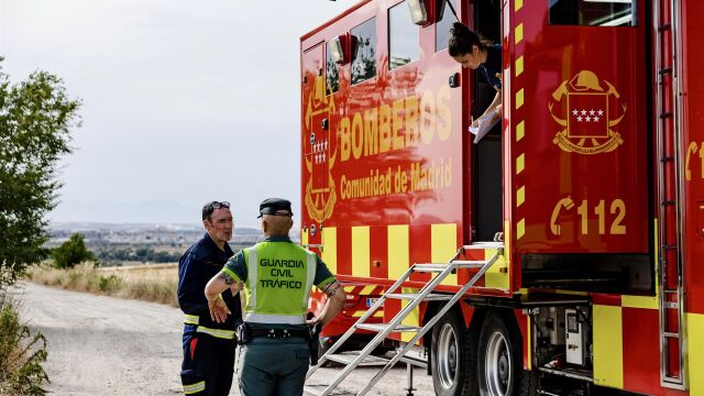 Bomberos y GERA de la Comunidad rescatan a un yegua caída en una acequia en Alcalá 
