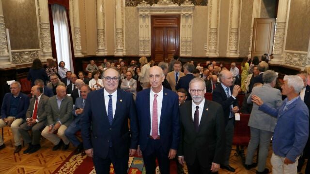 El presidente de la Organización Colegial Veterinaria, Luis Alberto Calvo; el presidente del Colegio de Veterinarios de Palencia, Luis Fernando Román; y el presidente del Consejo de Colegios Veterinarios de Castilla y León, Luciano Diez, durante la celebración del Aniversario