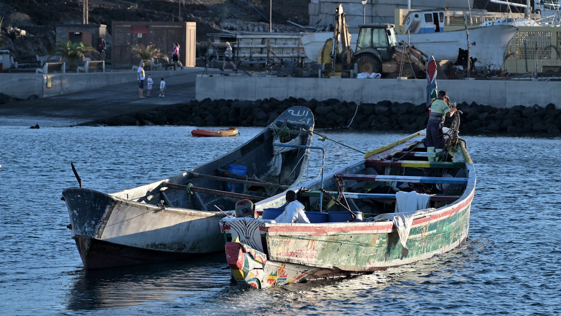 GRAFCAN4691. LA RESTINGA (EL HIERRO) (ESPAÑA), 28/09/2024.- Dos cayucos con un total de 151 personas a bordo (131 y 20) han sido rescatados al sur de La Restinga, en el El Hierro, esta madrugada mientras continúa la operación de búsqueda del medio centenar de personas desaparecidas al naufragar durante la noche otra embarcación frente a las costas de la isla. EFE/Gelmert Finol