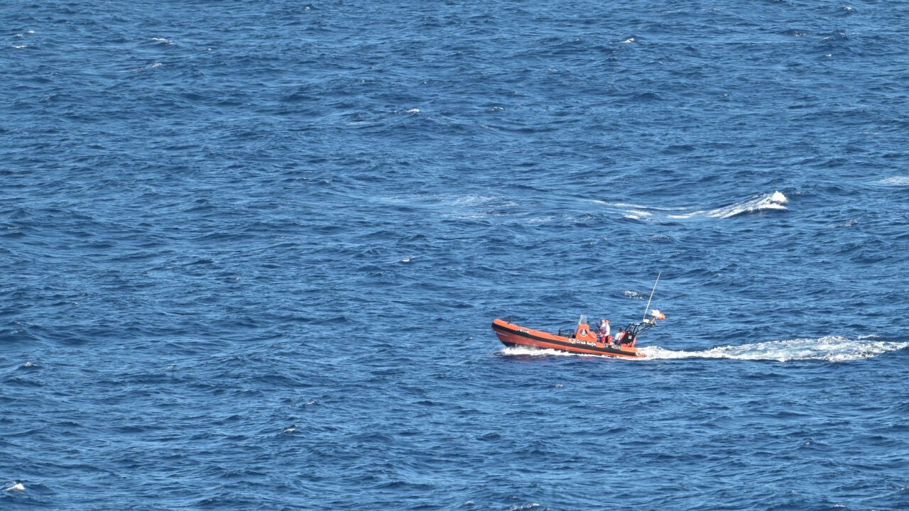 エル・イエロ島のカユコ号沈没後、行方不明者48人の捜索が続く
