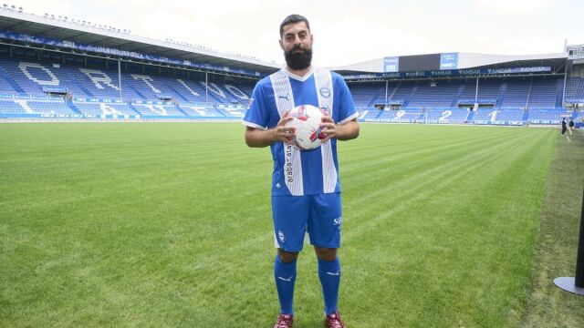 Asier Villalibre con el Alavés