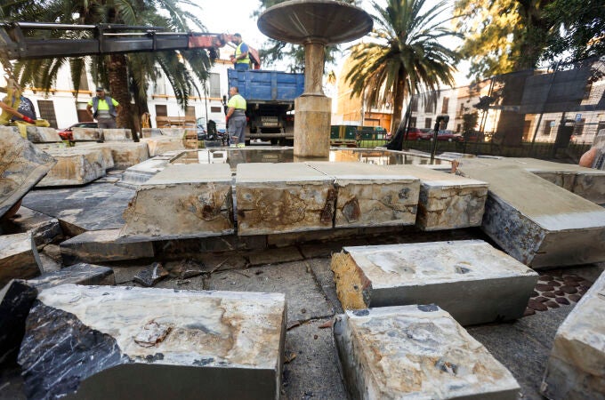 Trabajadores de la empresa municipal de EMACSA en la retirada de la piedras de la fuente ubicada en la Plaza de la Magdalena, en el Casco Histórico de Córdoba