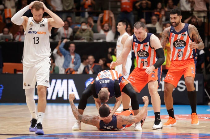 Barrueta celebra en el suelo el triple decisivo mientras Musa se lleva las manos a la cabeza