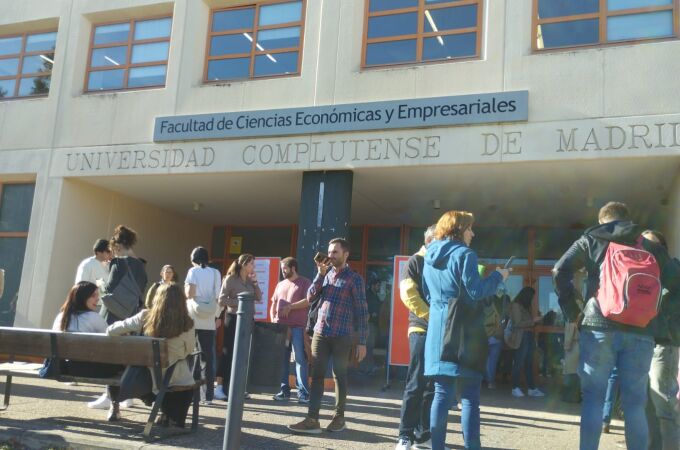 Opositores para el puesto de periodista de RTVE en la Facultad de Ciencias Económicas y Empresariales de la Universidad Complutense de Madrid