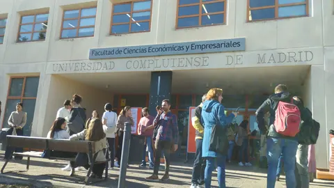 Opositores para el puesto de periodista de RTVE en la Facultad de Ciencias Económicas y Empresariales de la Universidad Complutense de Madrid
