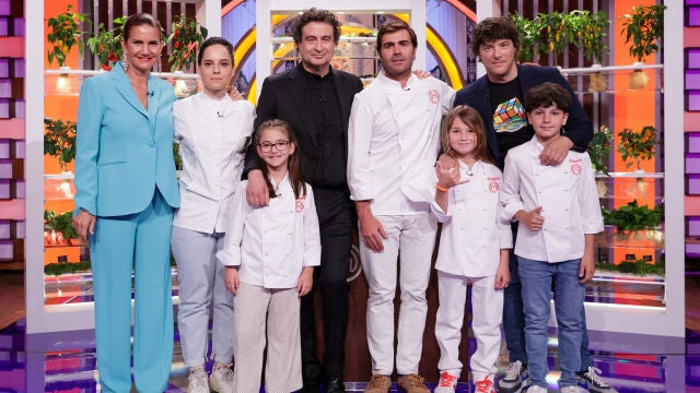 La chef Lydia del Olmo y los exaspirantes Pulga, Loreto, Mario y Javier junto al jurado de 'MasterChef'