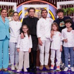 La chef Lydia del Olmo y los exaspirantes Pulga, Loreto, Mario y Javier junto al jurado de 'MasterChef'