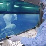 Investigador manipulando la bioimpresora 3D certificada para la fabricación de productos de uso clínico