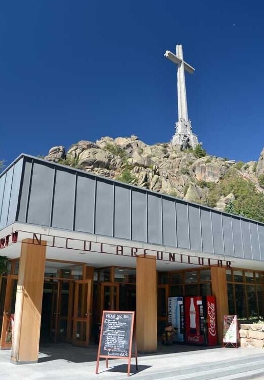 Una imagen antigua del edificio del funicular, con la entrada al bar en primer término