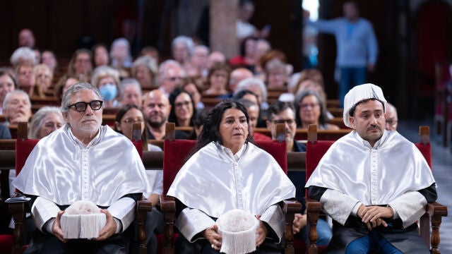 Juan Antonio Bayona, Jaume Plensa y Lita Cabellut, investidos doctores Honoris causa de la Universitat de Barcelona