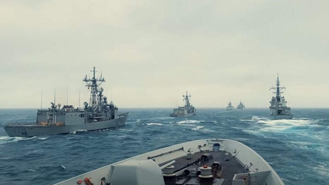 これは海軍の海上での技術力と人間力のすべてを示す感動的な新しいビデオです
